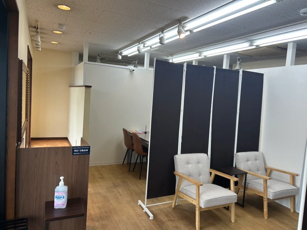 玉島店の店内:パーテーションで仕切られた待合の椅子と査定カウンター